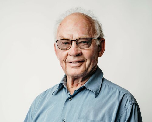 Council mourns the loss of Councillor Ron Manderson